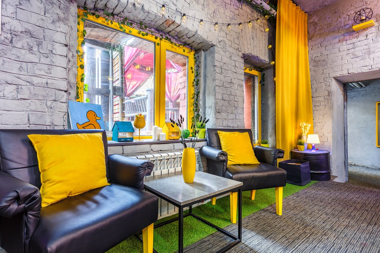 Арендовать Уютный лофт с яркими акцентами с летней верандой