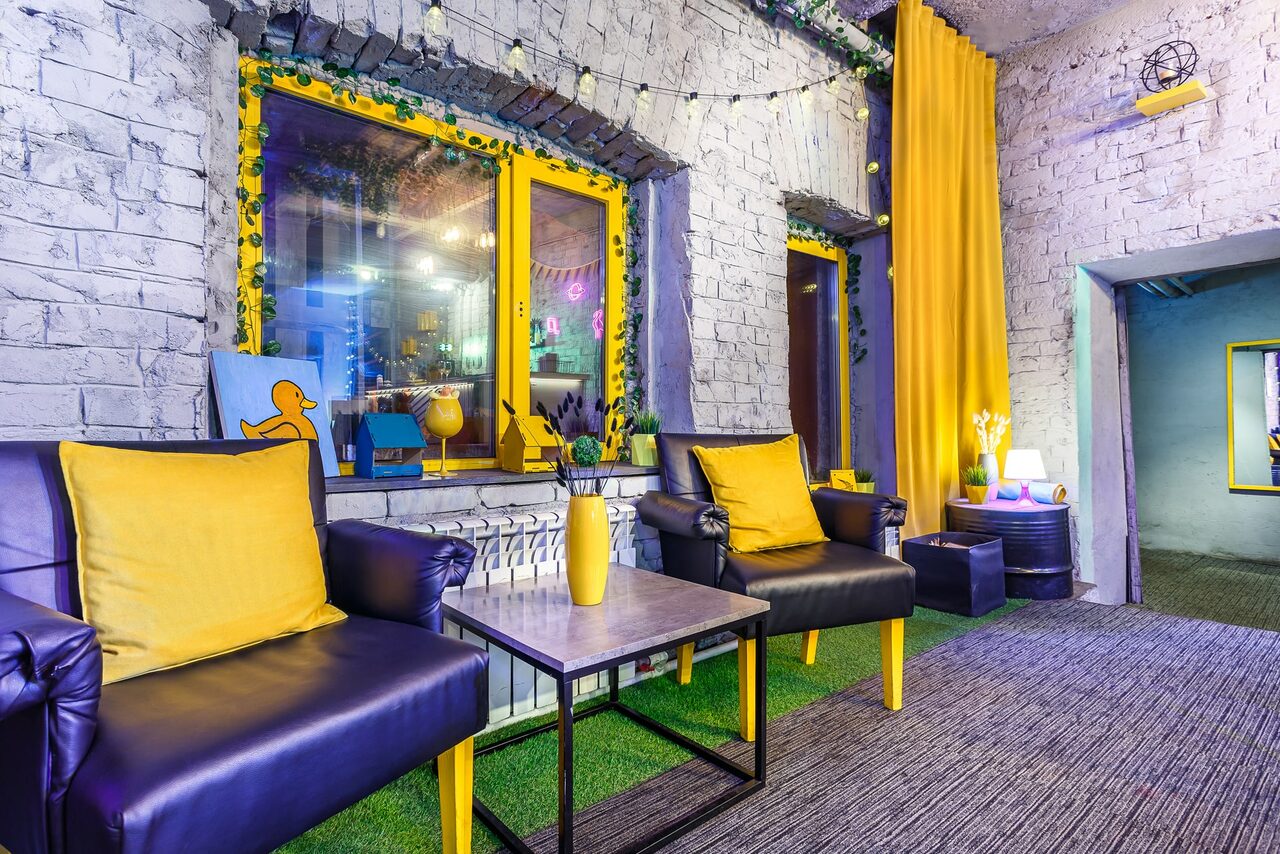 Арендовать Уютный лофт с яркими акцентами с летней верандой