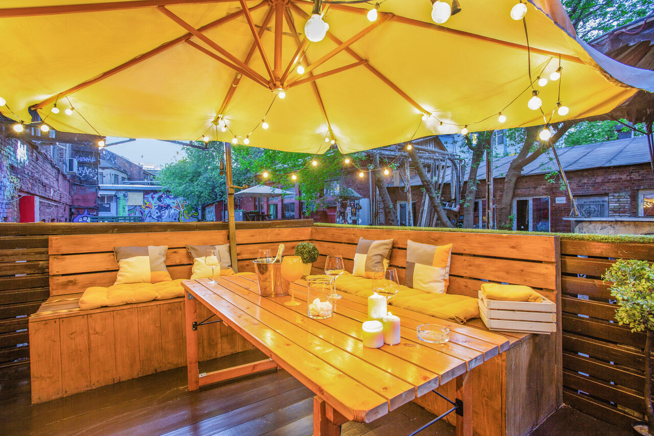 Арендовать Уютный лофт с яркими акцентами с летней верандой