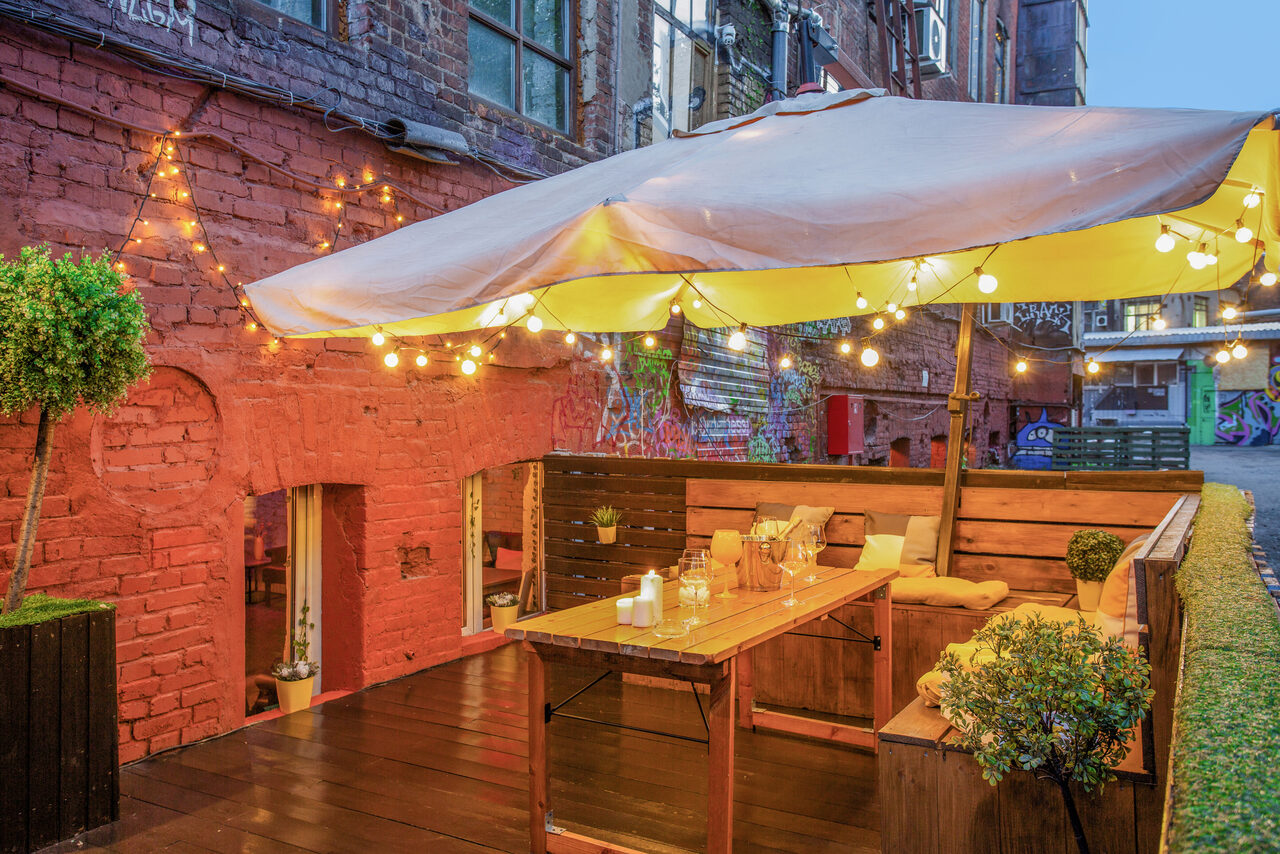 Арендовать Уютный лофт с яркими акцентами с летней верандой