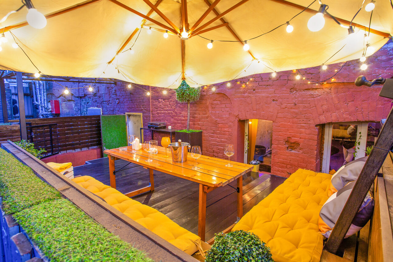 Арендовать Уютный лофт с яркими акцентами с летней верандой