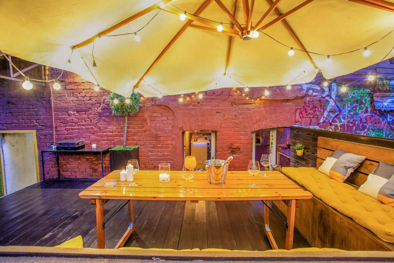 Арендовать Уютный лофт с яркими акцентами с летней верандой