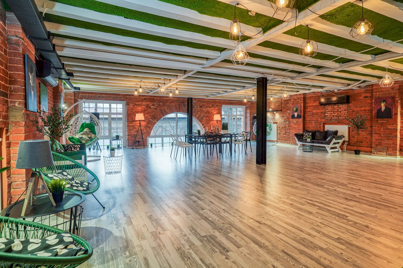 Арендовать Red brick loft with large windows