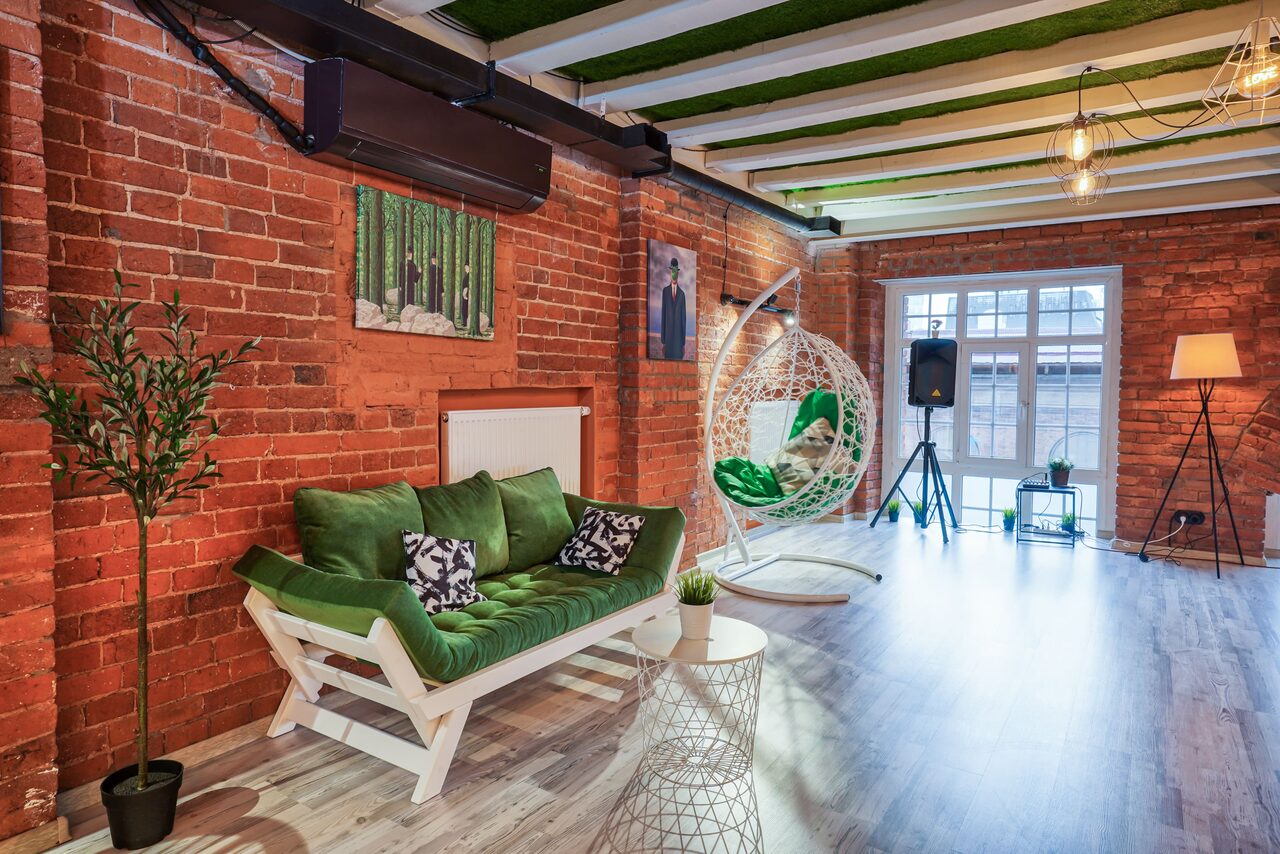 Арендовать Лофт из красного кирпича с большими окнами