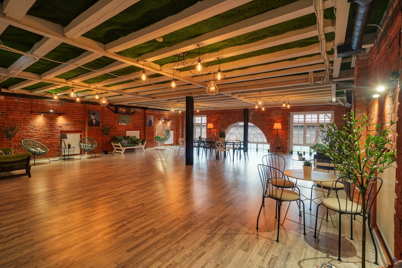 Арендовать Red brick loft with large windows