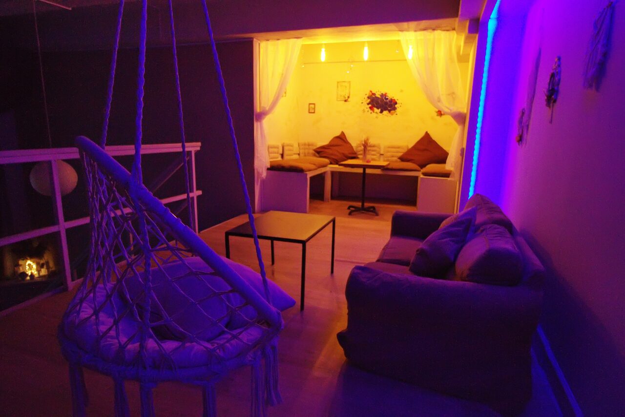 Арендовать Гостиная. Светлый двухуровневый зал с большим окном