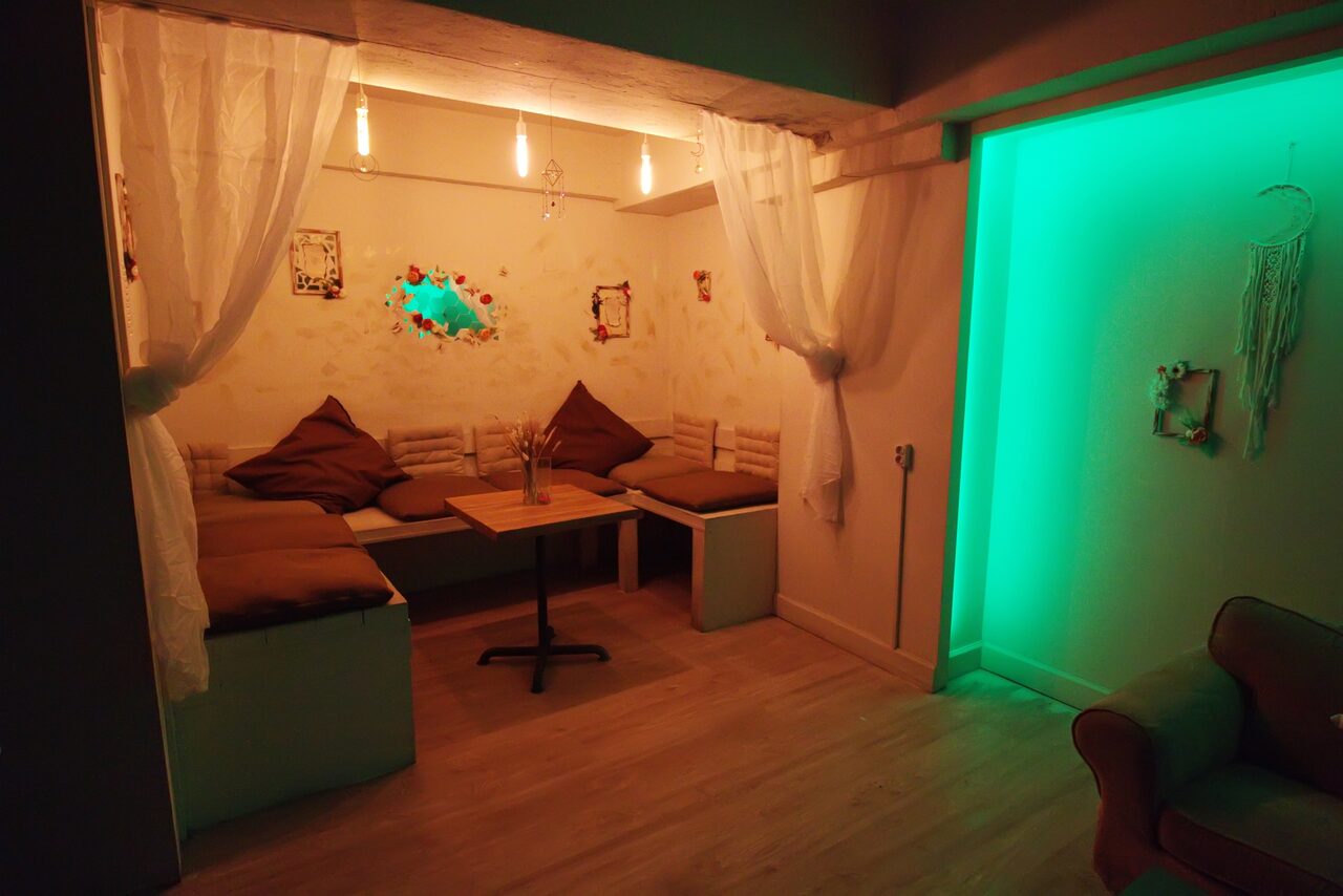 Арендовать Гостиная. Светлый двухуровневый зал с большим окном