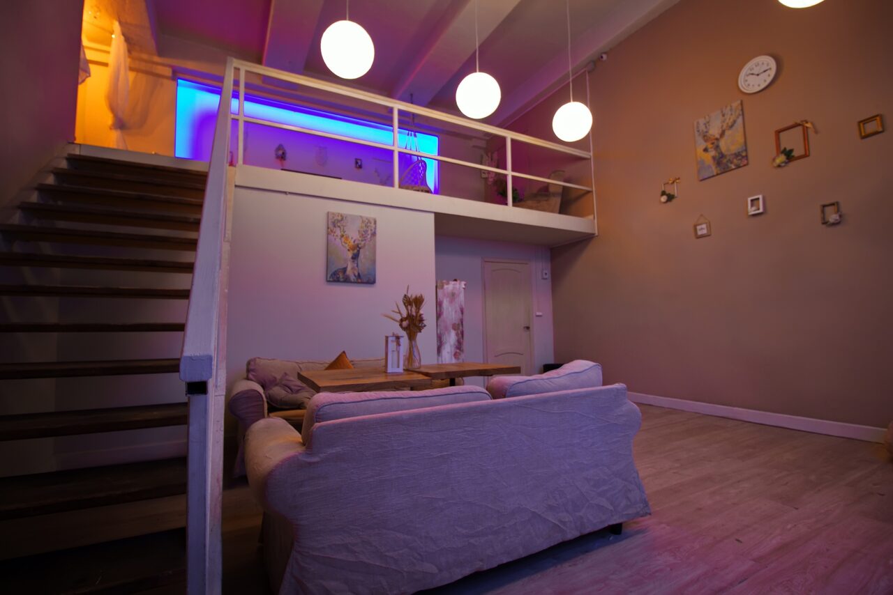 Арендовать Гостиная. Светлый двухуровневый зал с большим окном