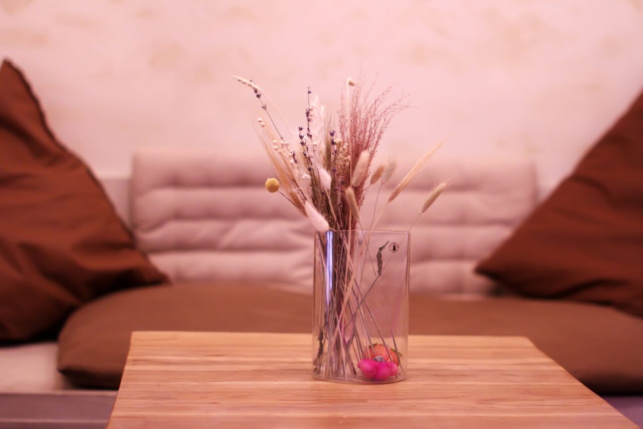 Арендовать Гостиная. Светлый двухуровневый зал с большим окном