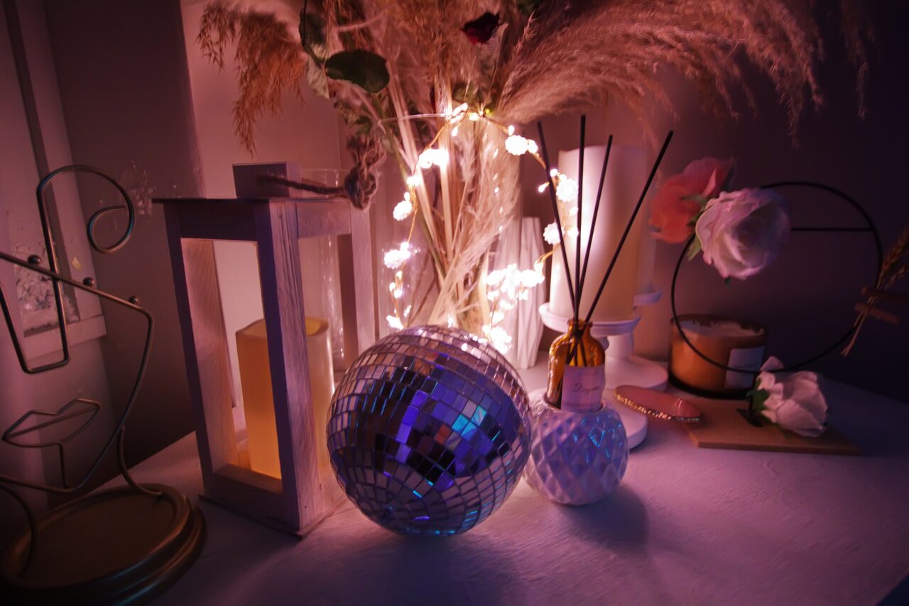 Арендовать Гостиная. Светлый двухуровневый зал с большим окном