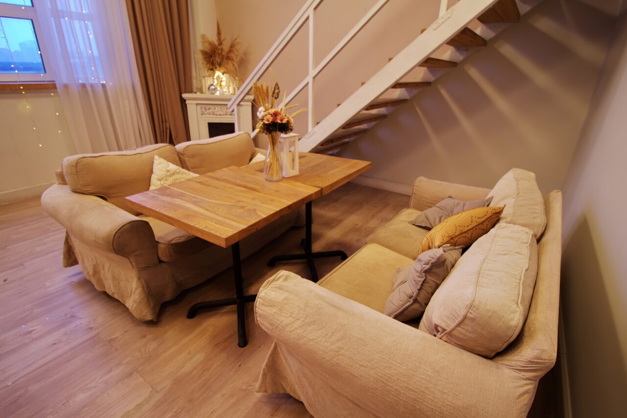 Арендовать Гостиная. Светлый двухуровневый зал с большим окном