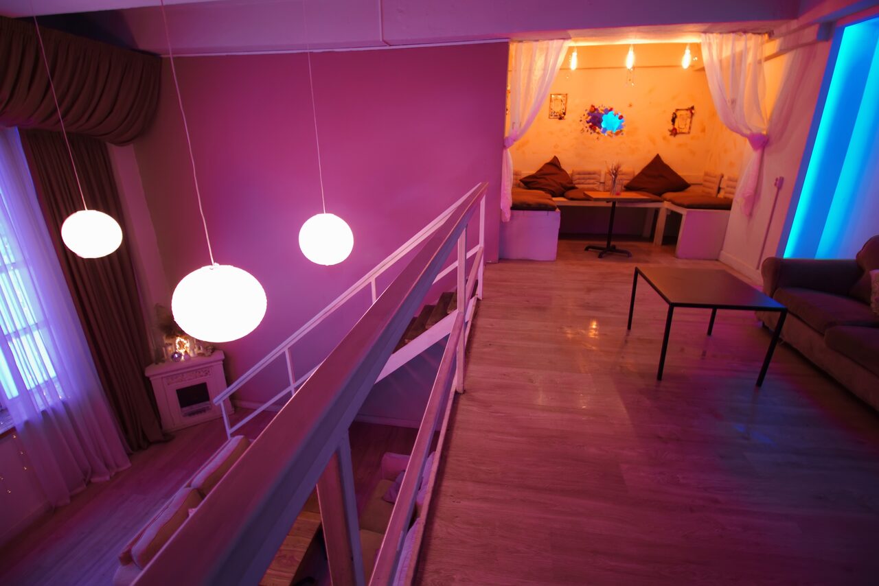 Арендовать Гостиная. Светлый двухуровневый зал с большим окном