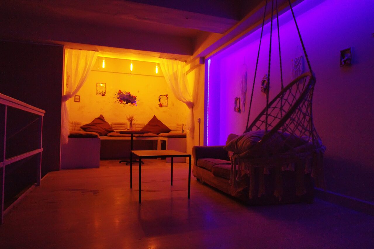 Арендовать Гостиная. Светлый двухуровневый зал с большим окном