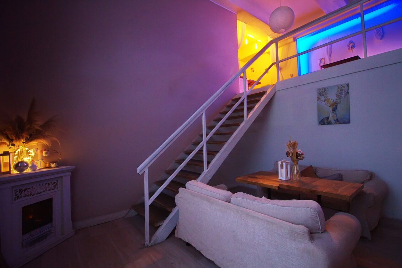 Арендовать Гостиная. Светлый двухуровневый зал с большим окном