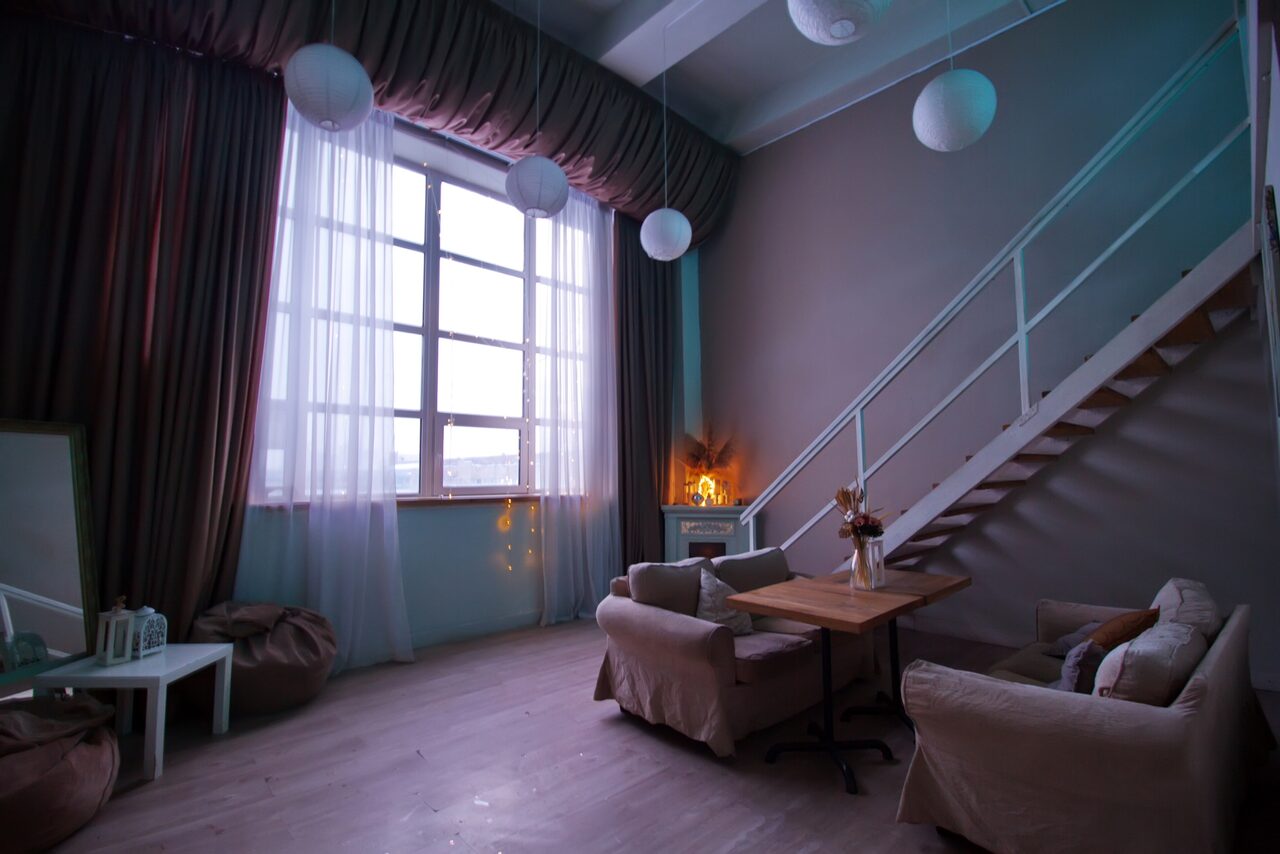 Арендовать Гостиная. Светлый двухуровневый зал с большим окном