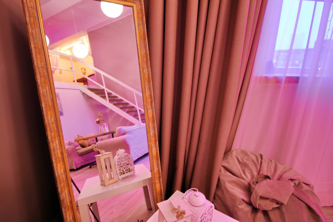 Арендовать Гостиная. Светлый двухуровневый зал с большим окном