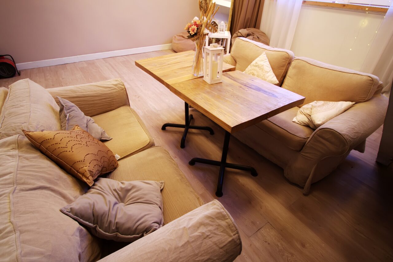 Арендовать Гостиная. Светлый двухуровневый зал с большим окном