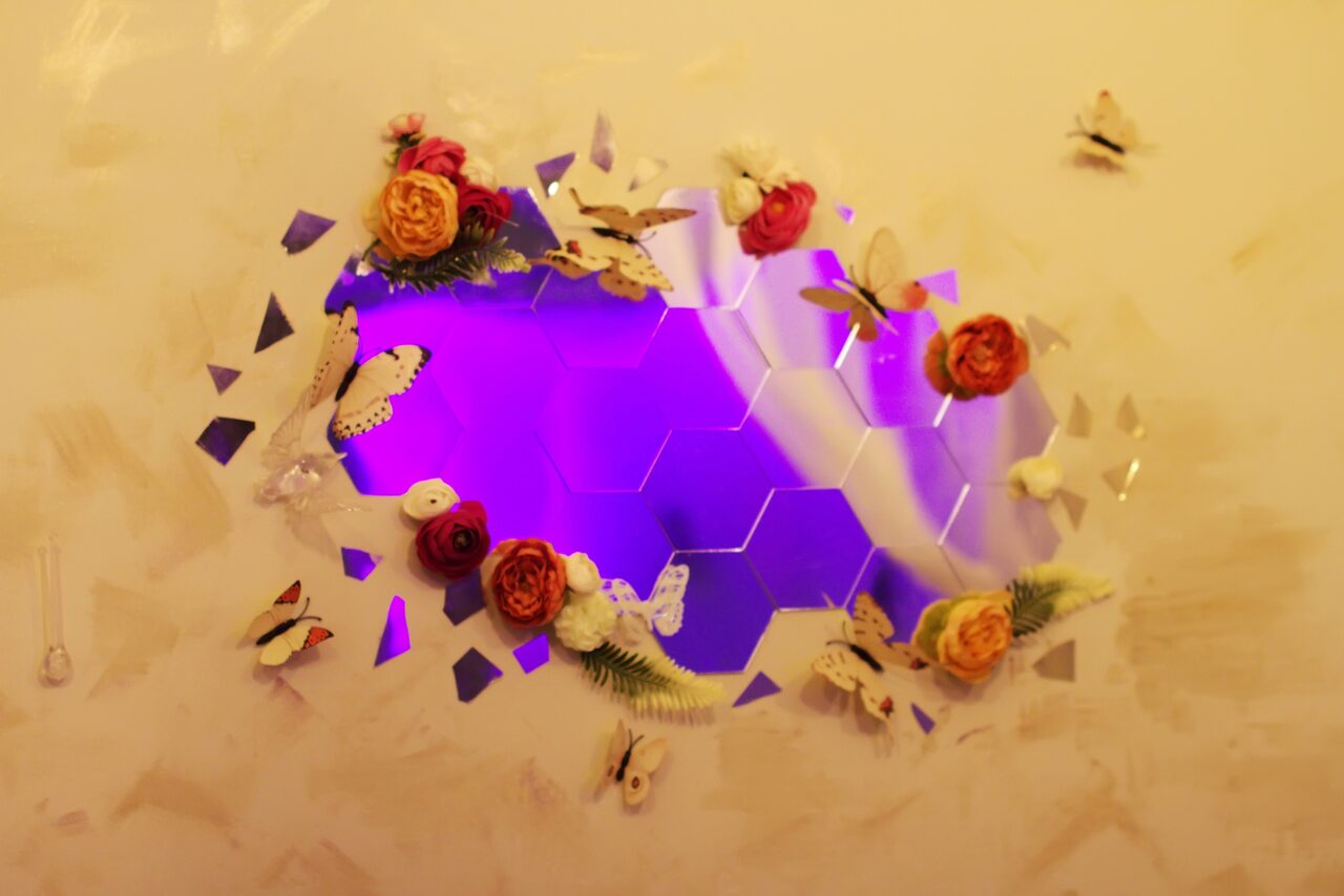 Арендовать Гостиная. Светлый двухуровневый зал с большим окном