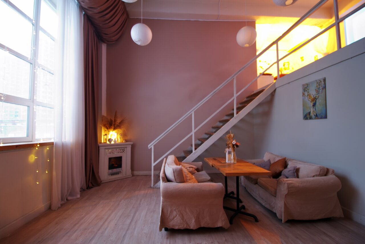 Арендовать Гостиная. Светлый двухуровневый зал с большим окном