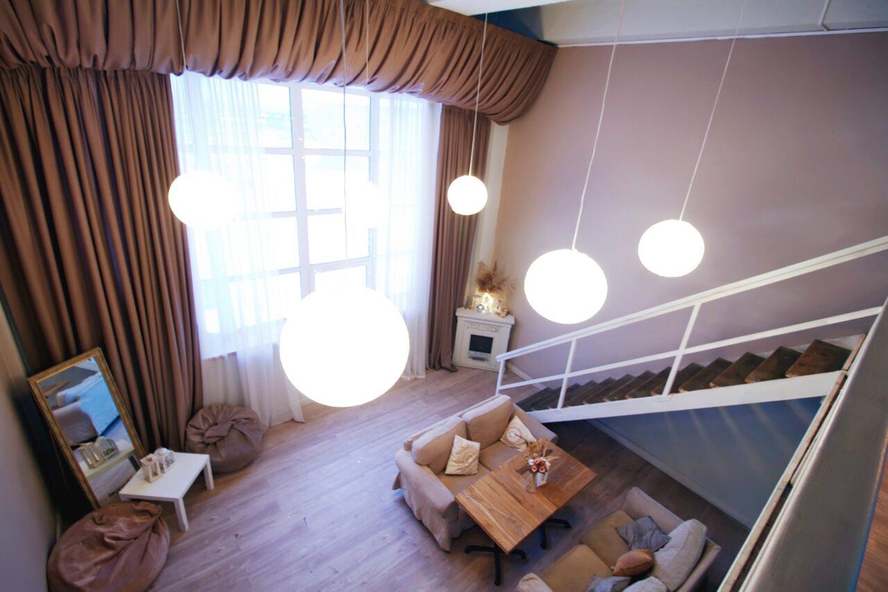 Арендовать Гостиная. Светлый двухуровневый зал с большим окном