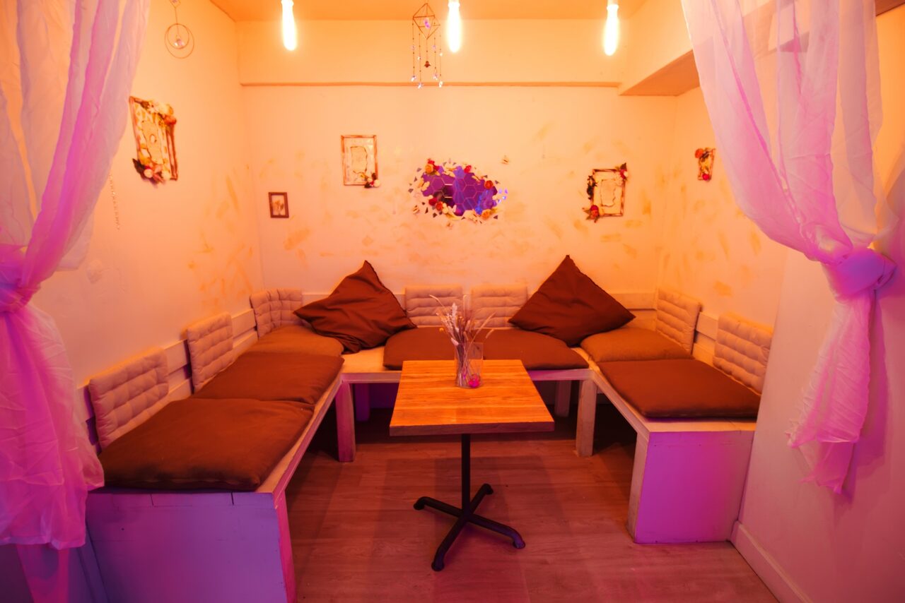 Арендовать Гостиная. Светлый двухуровневый зал с большим окном