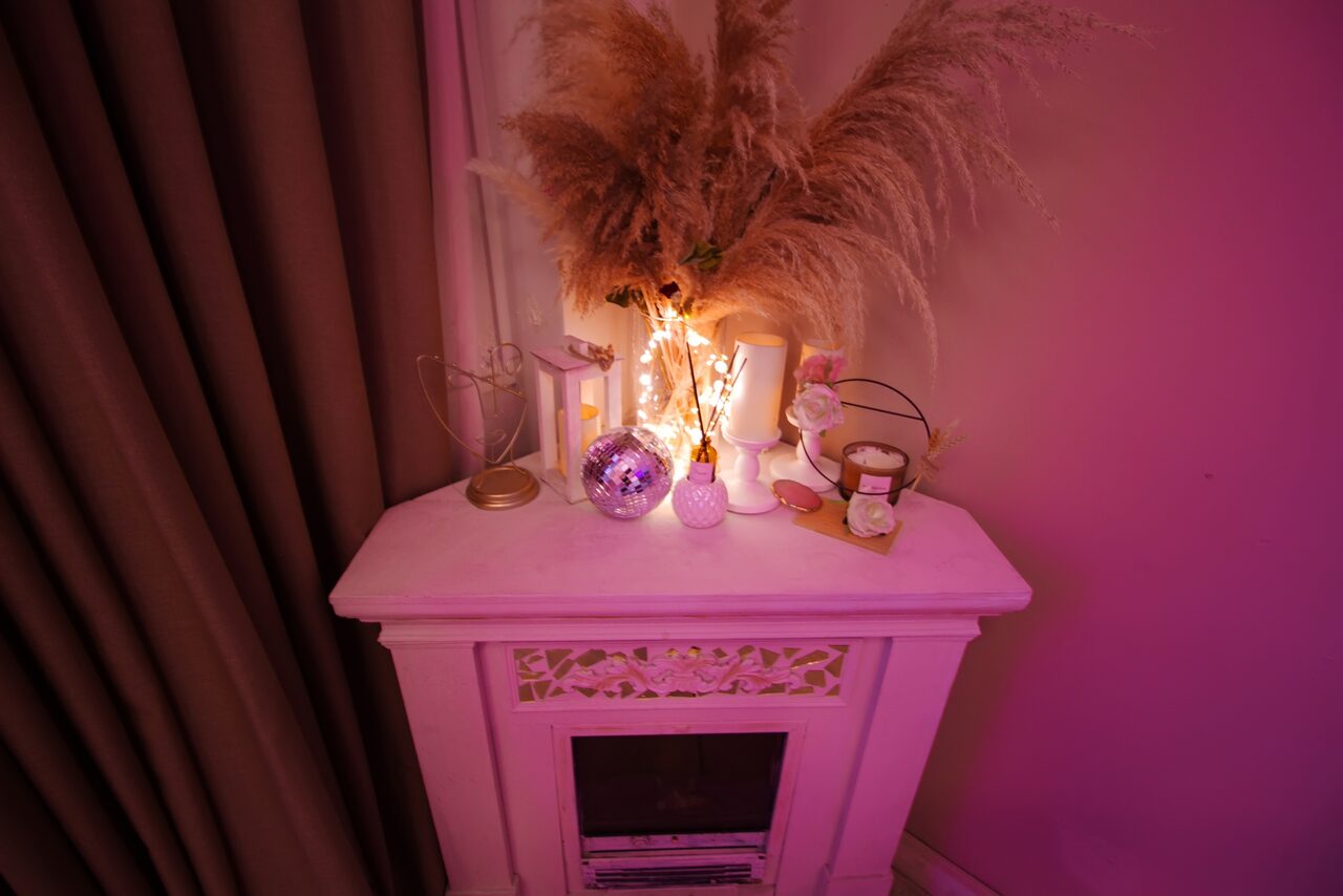 Арендовать Гостиная. Светлый двухуровневый зал с большим окном