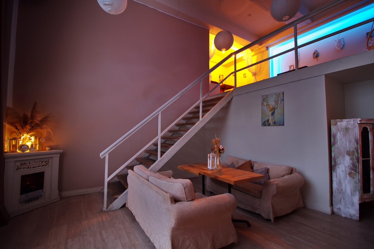 Арендовать Гостиная. Светлый двухуровневый зал с большим окном