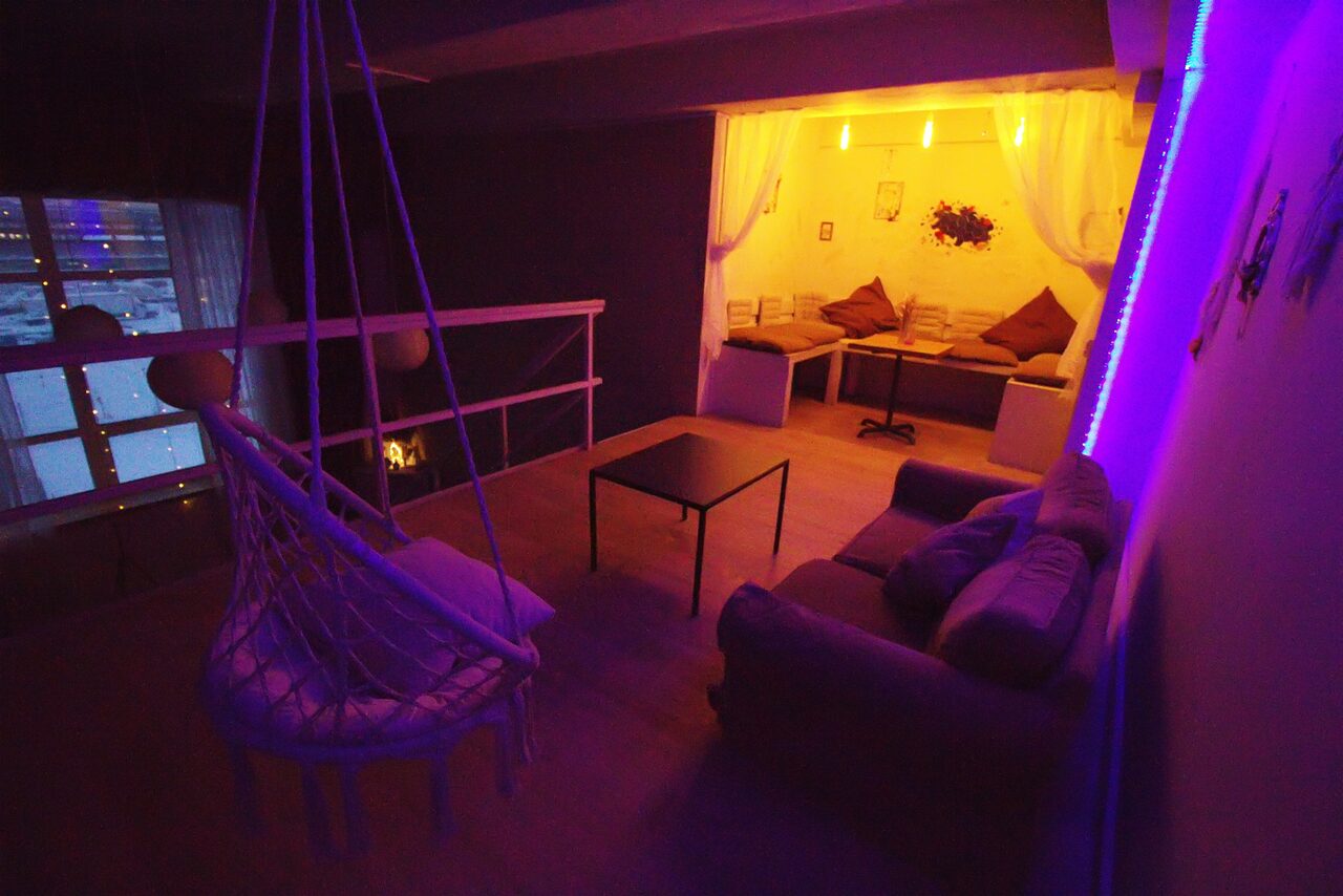 Арендовать Гостиная. Светлый двухуровневый зал с большим окном