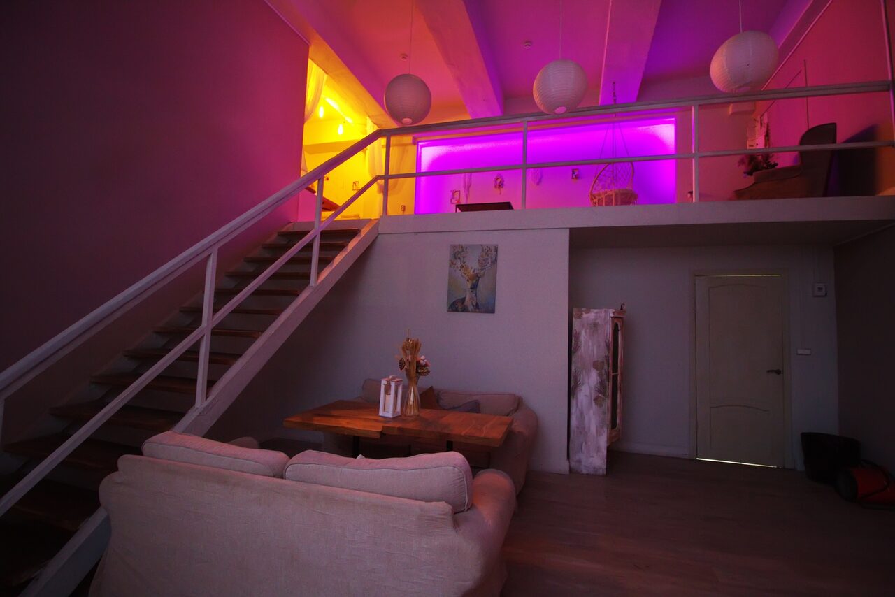 Арендовать Гостиная. Светлый двухуровневый зал с большим окном