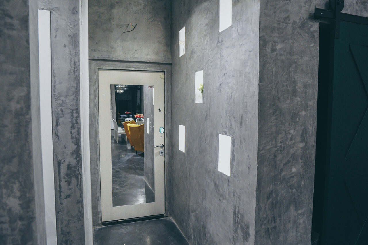 Арендовать White loft with bright furniture 