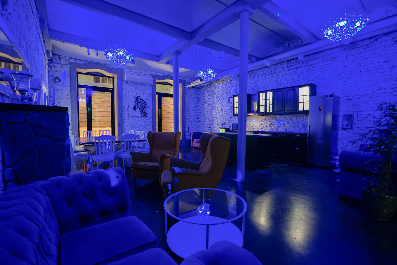 Арендовать White loft with bright furniture 