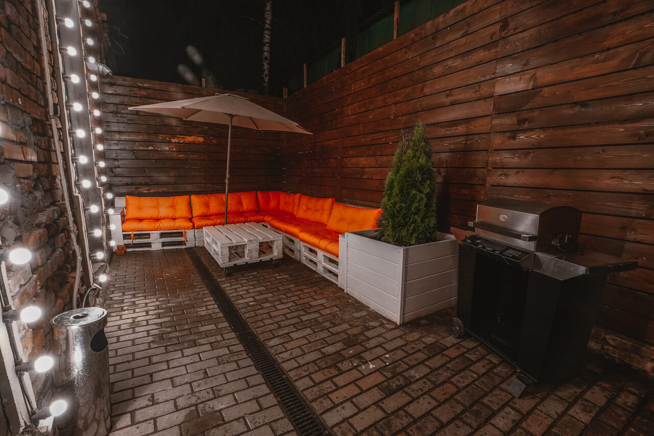 Арендовать White loft with bright furniture 