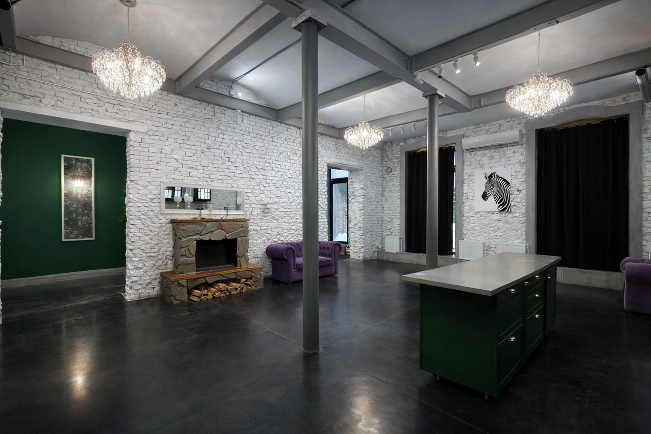 Арендовать Белый лофт с яркой мебелью