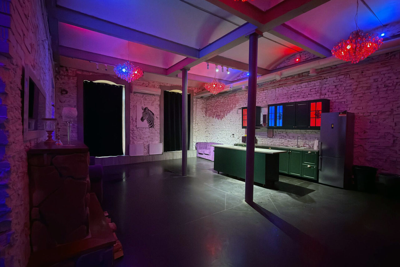 Арендовать Белый лофт с яркой мебелью