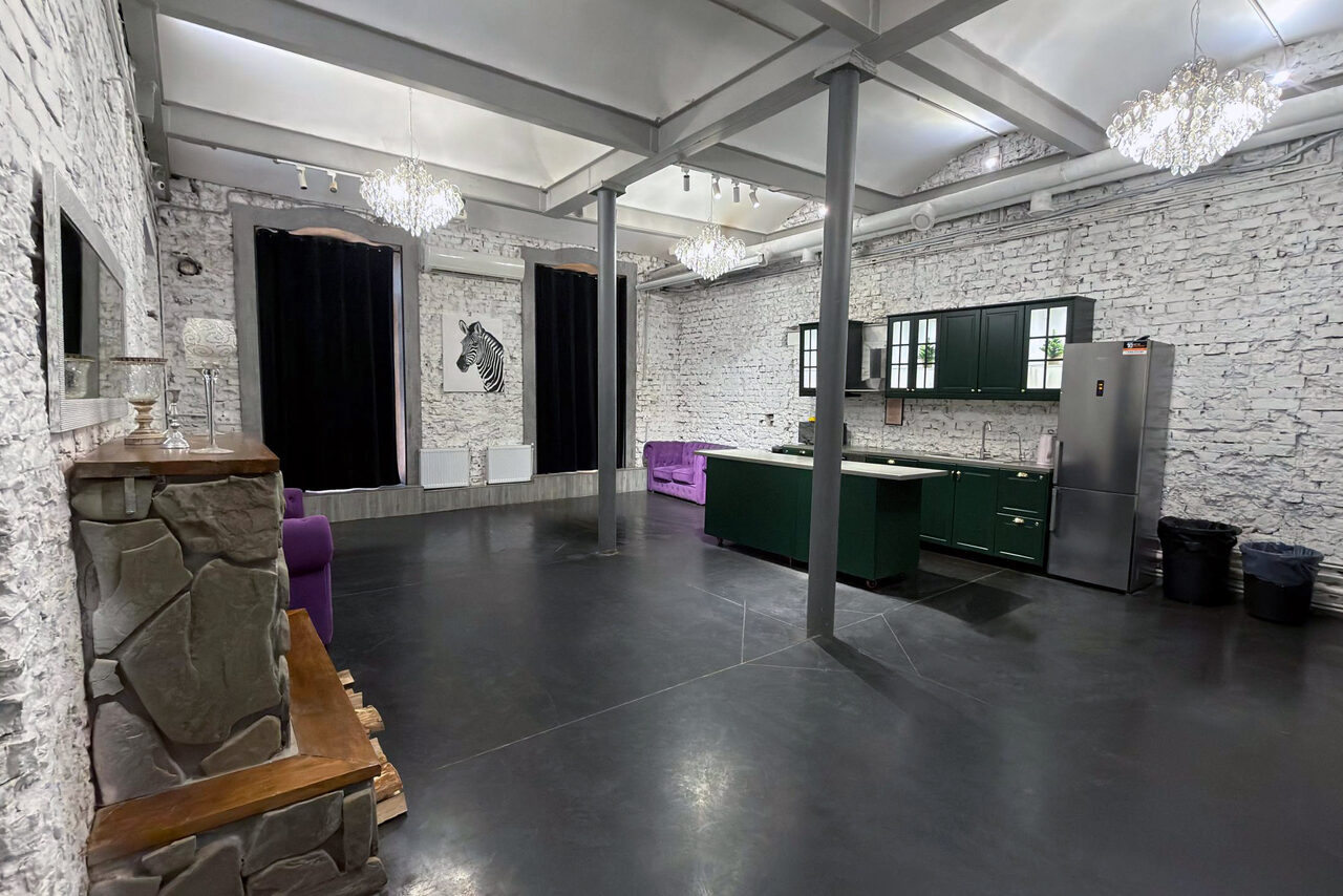 Арендовать Белый лофт с яркой мебелью