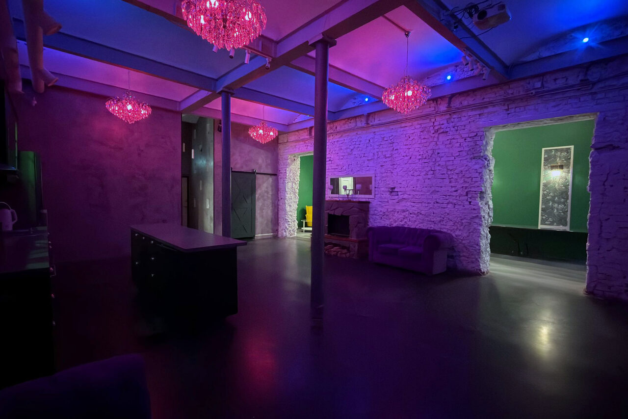 Арендовать Белый лофт с яркой мебелью