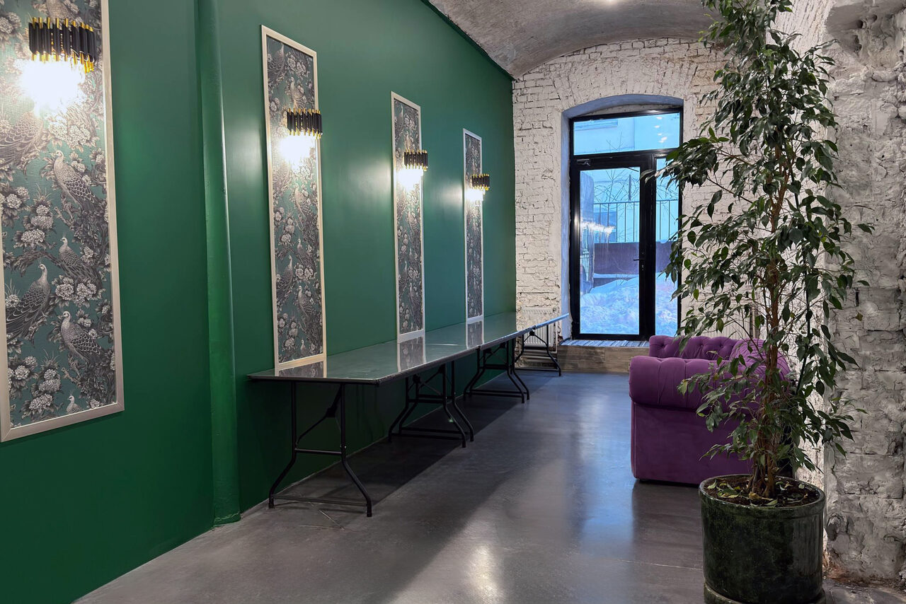 Арендовать Белый лофт с яркой мебелью