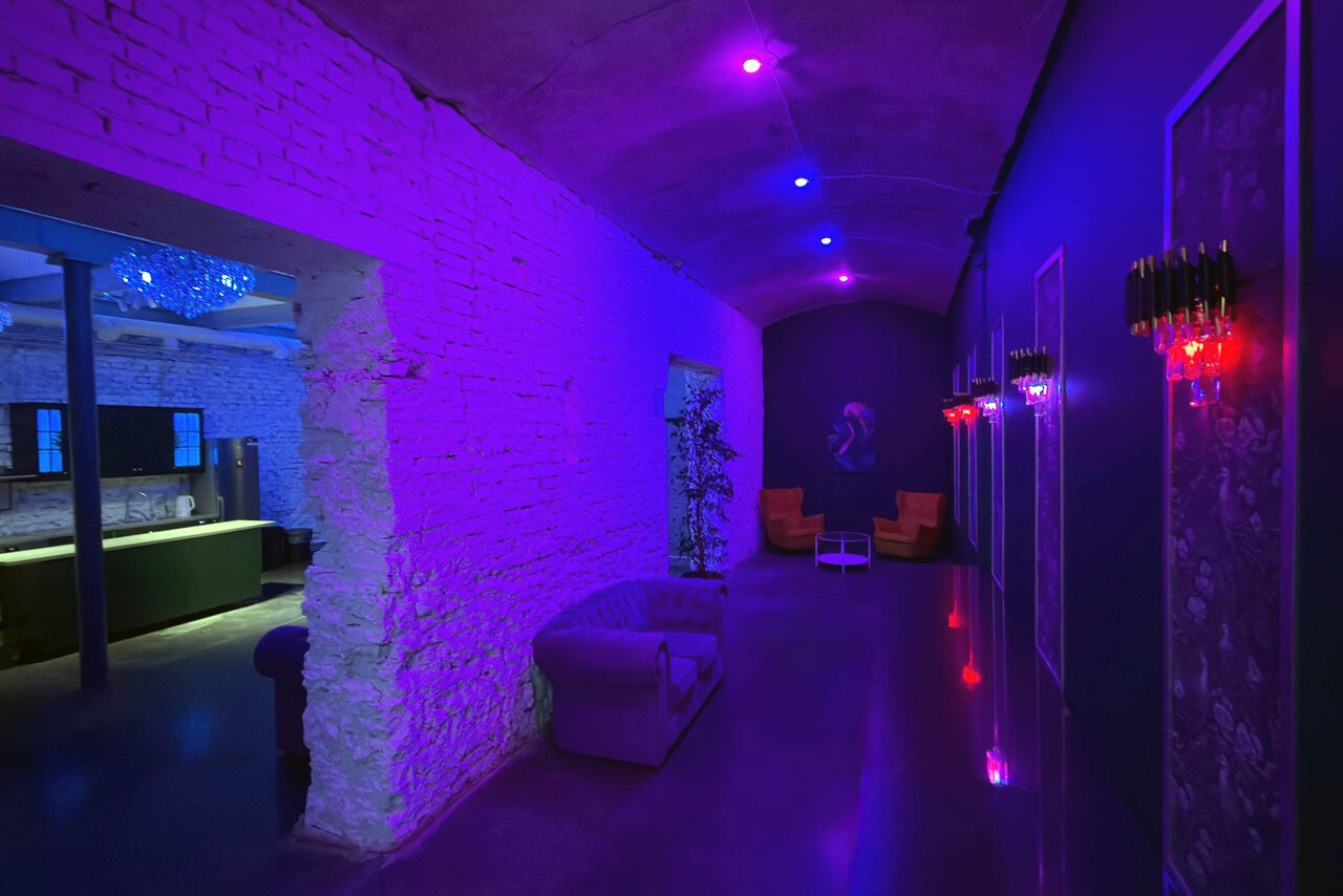 Арендовать Белый лофт с яркой мебелью