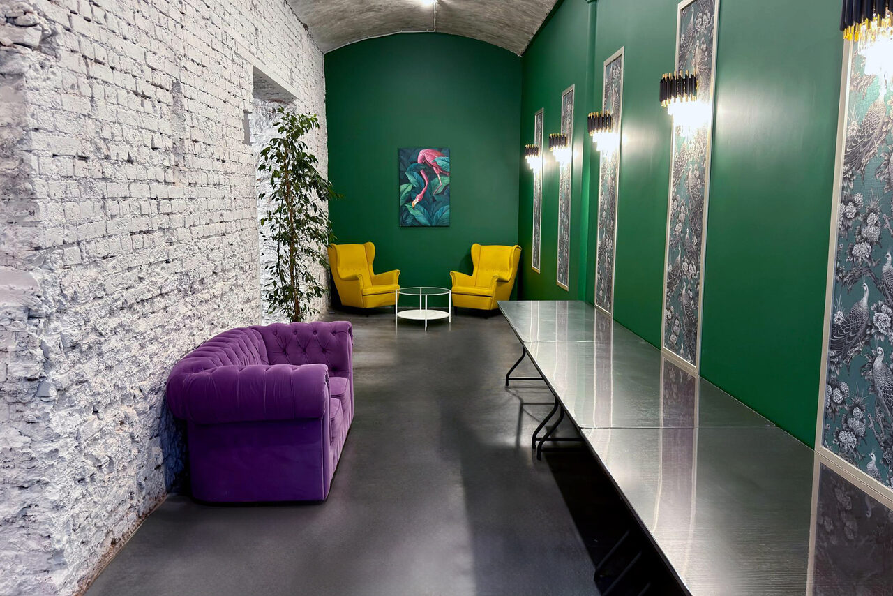 Арендовать Белый лофт с яркой мебелью