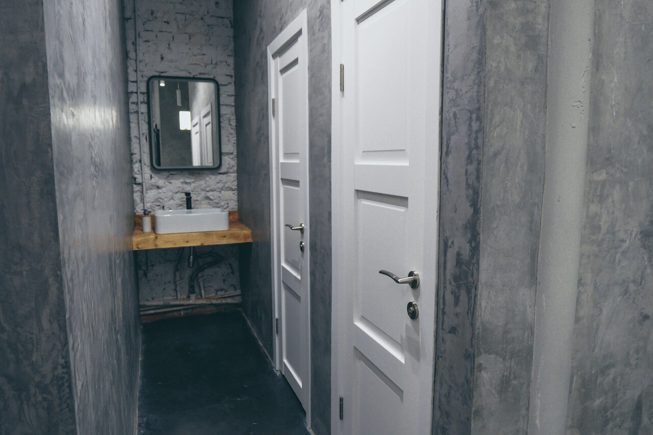 Арендовать Белый лофт с яркой мебелью