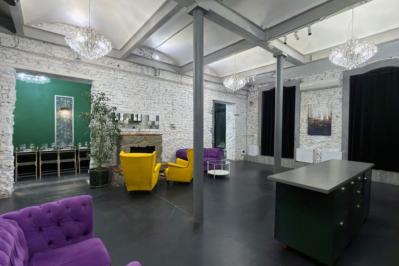 Арендовать Белый лофт с яркой мебелью