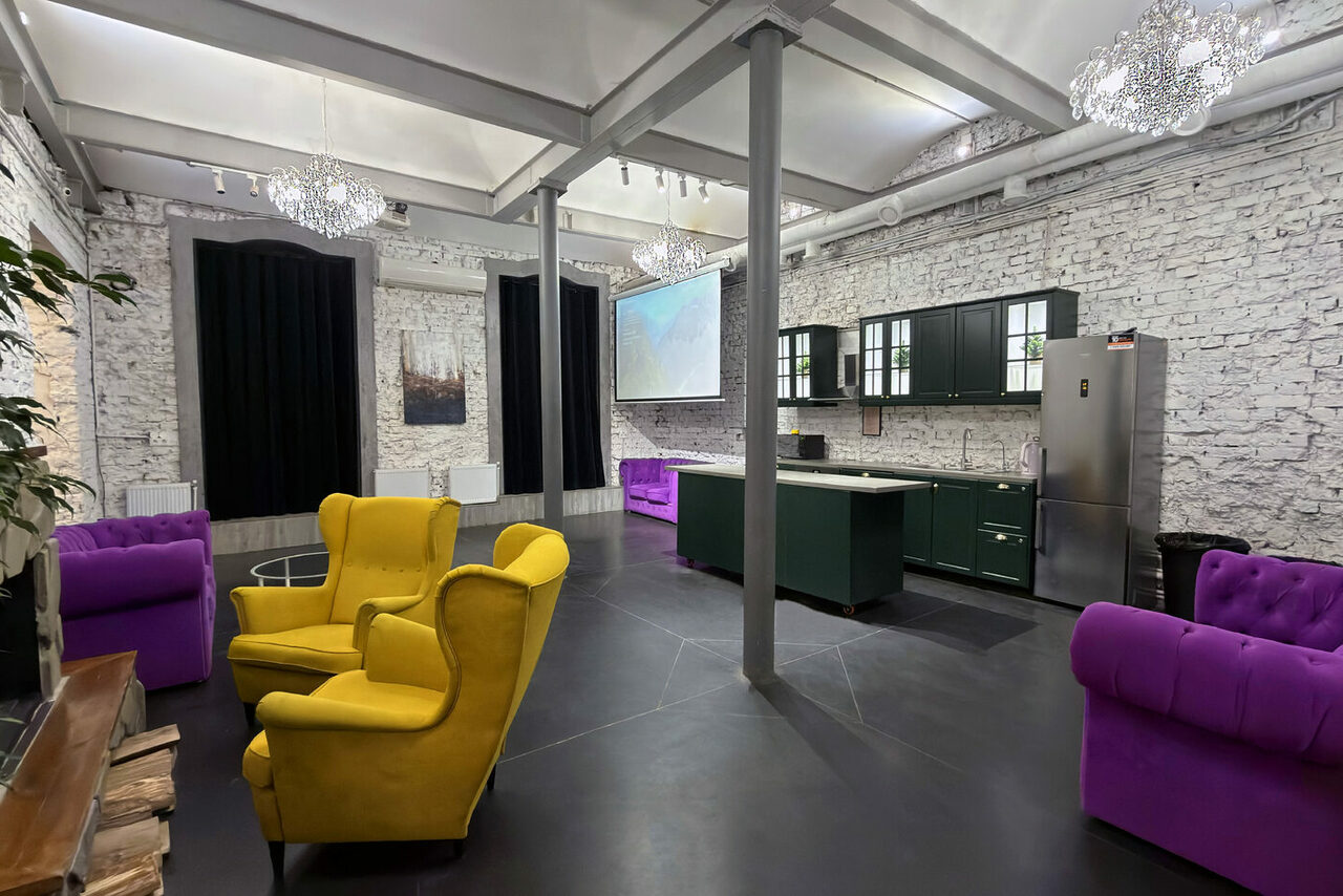 Арендовать Белый лофт с яркой мебелью