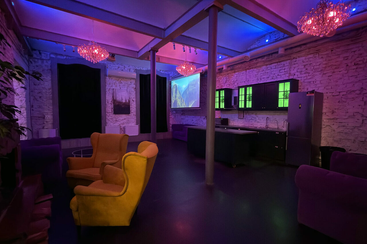 Арендовать Белый лофт с яркой мебелью