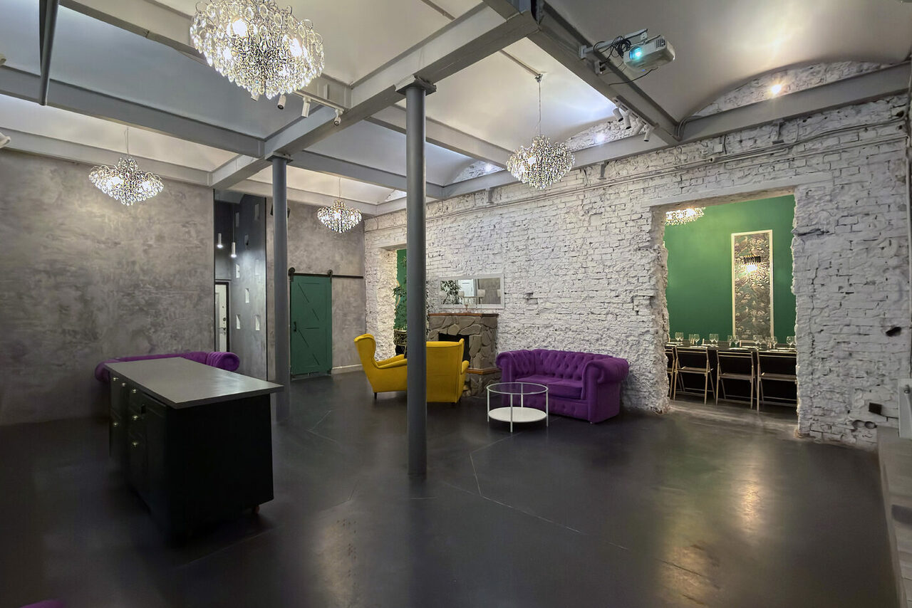 Арендовать Белый лофт с яркой мебелью