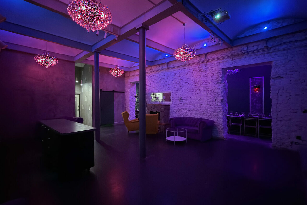 Арендовать Белый лофт с яркой мебелью