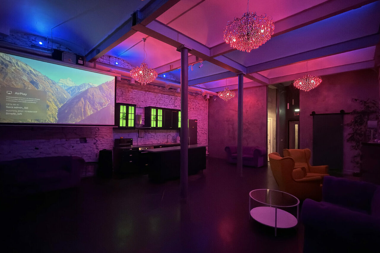 Арендовать Белый лофт с яркой мебелью