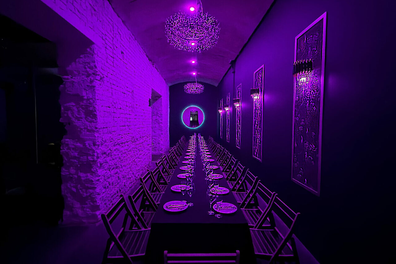 Арендовать Белый лофт с яркой мебелью