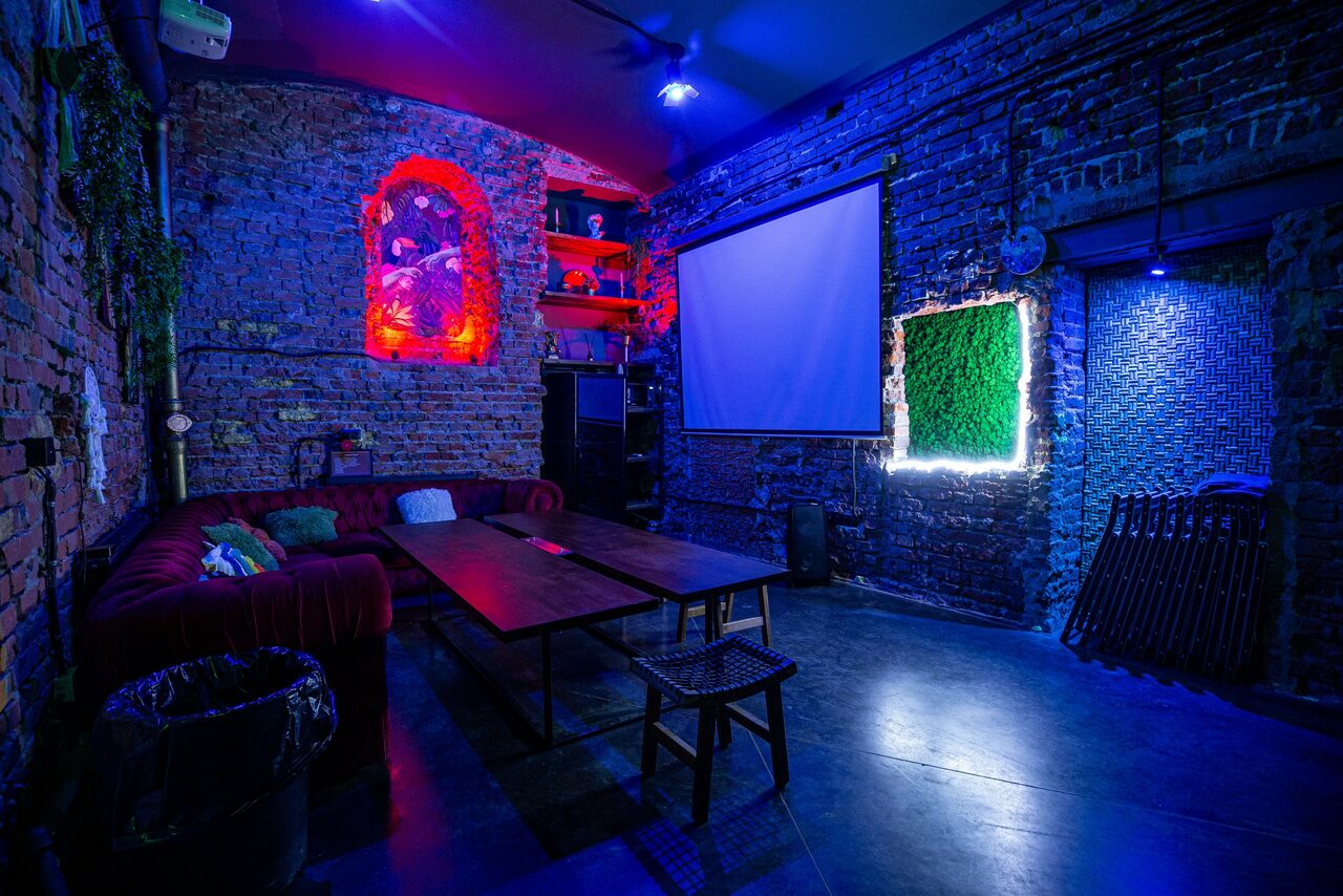 Арендовать Design loft with green space