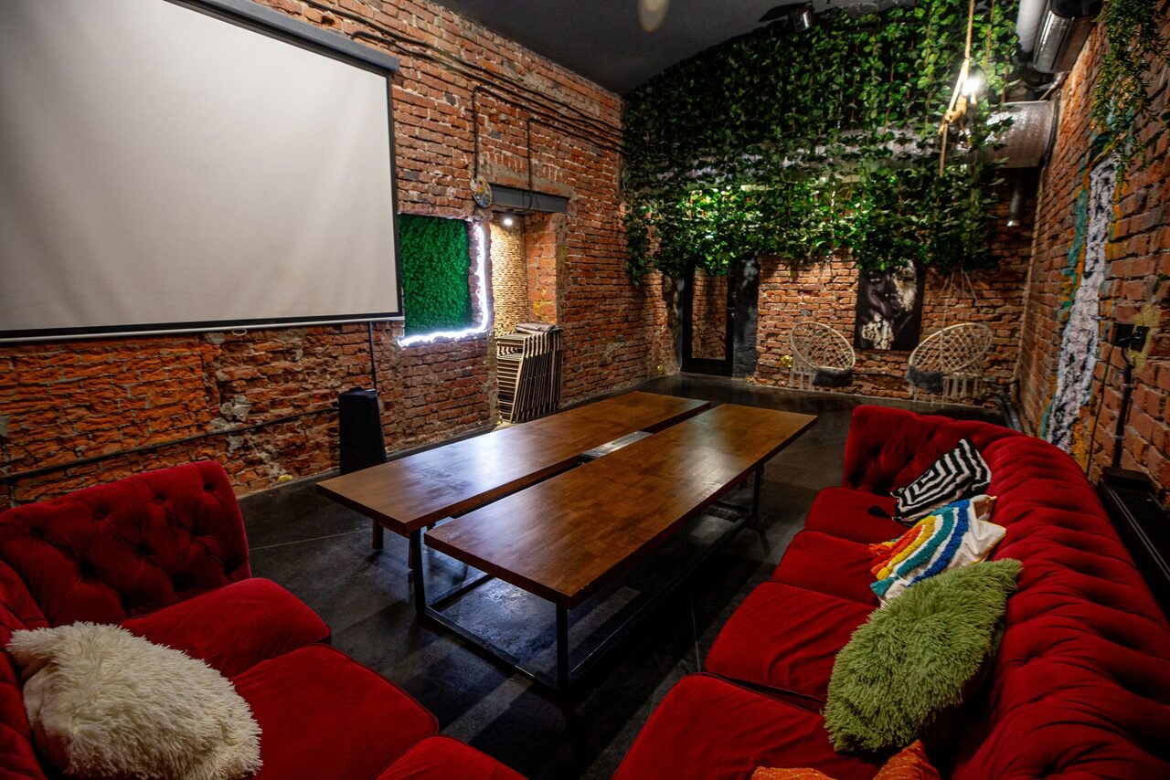 Арендовать Design loft with green space
